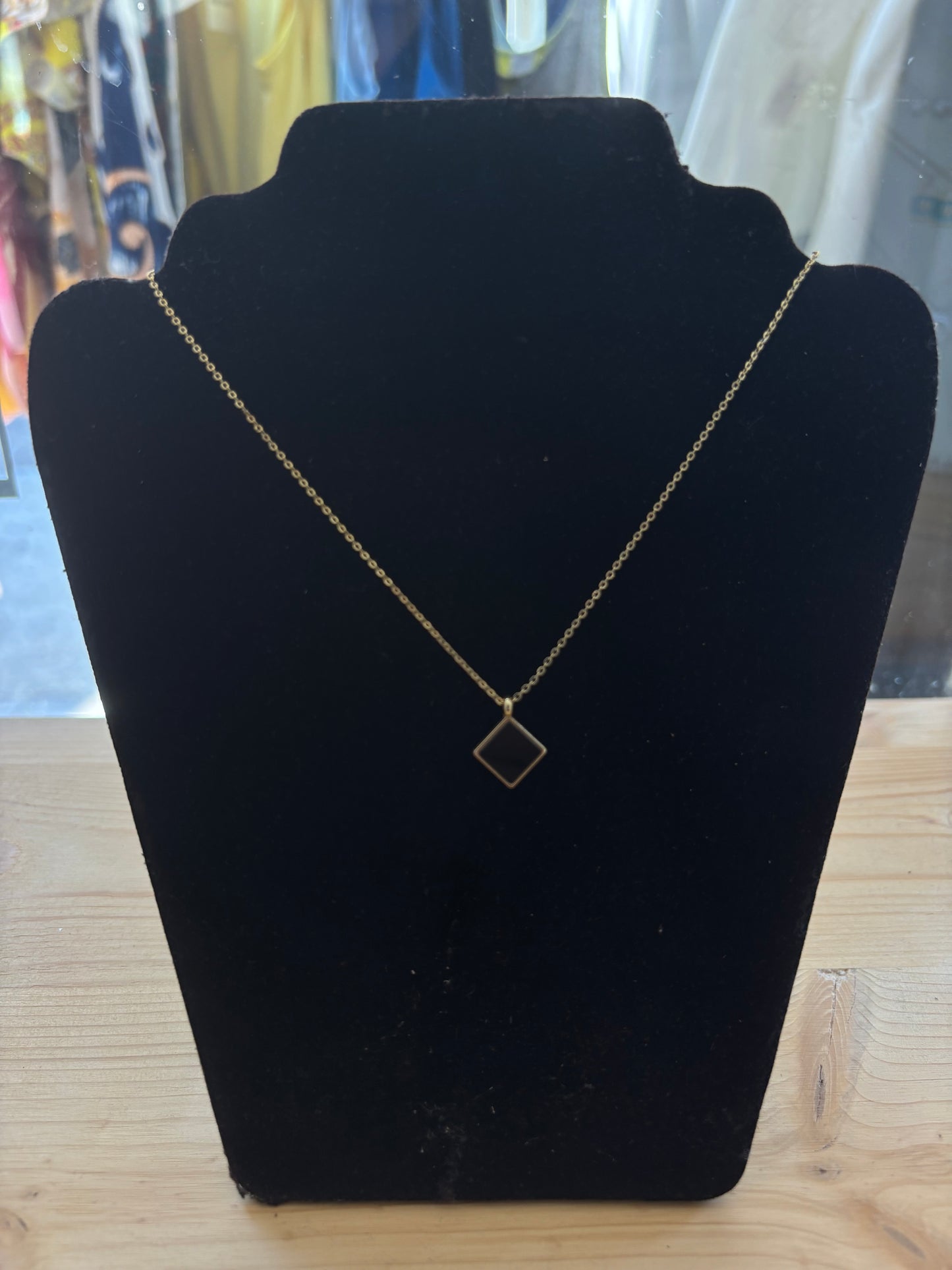 Collier à pierre noir