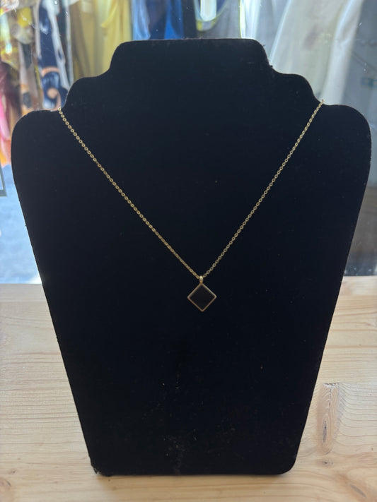 Collier à pierre noir
