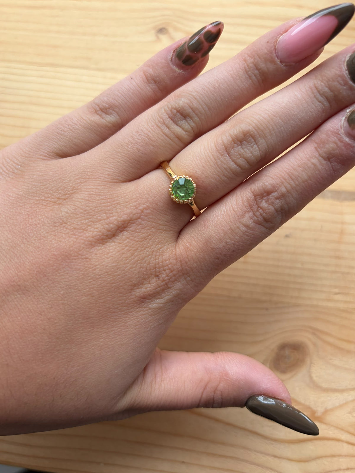 Bague doré avec pierre verte
