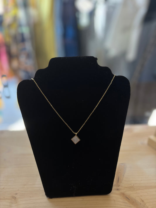 Collier à pierre blanche