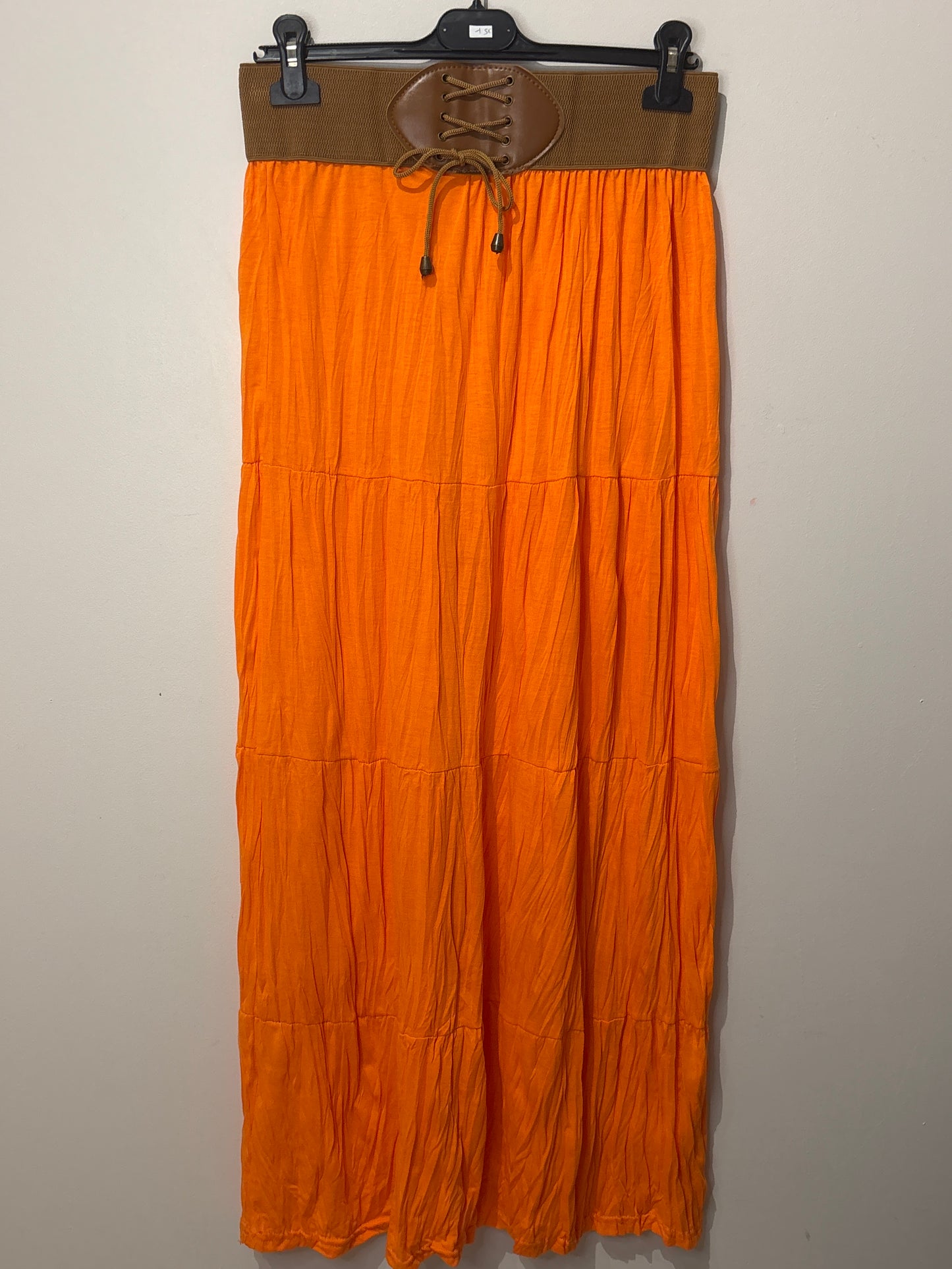 Jupe longue orange avec ceinture marron