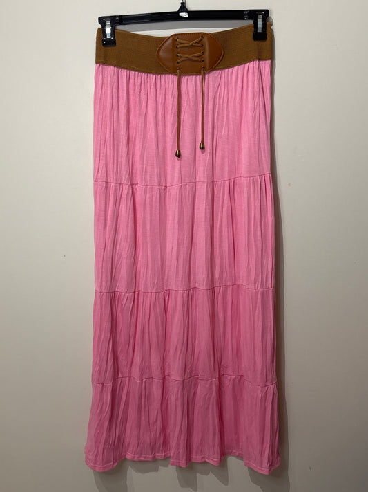 Jupe longue rose avec ceinture marron