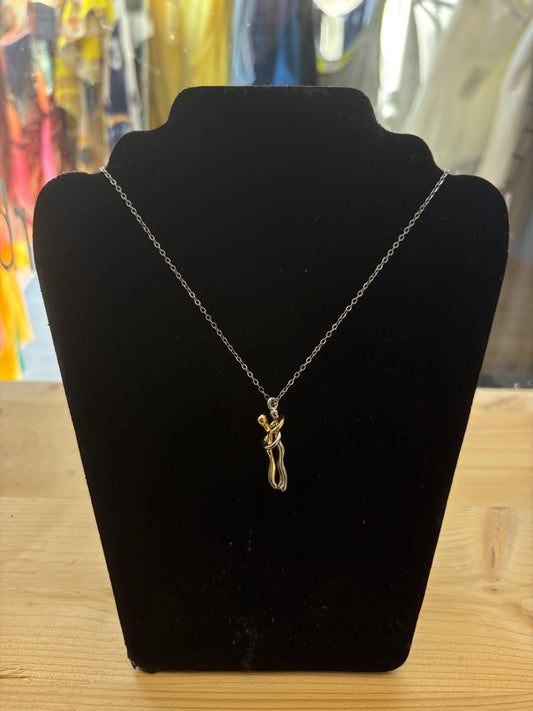 Collier de deux personnes enlacer